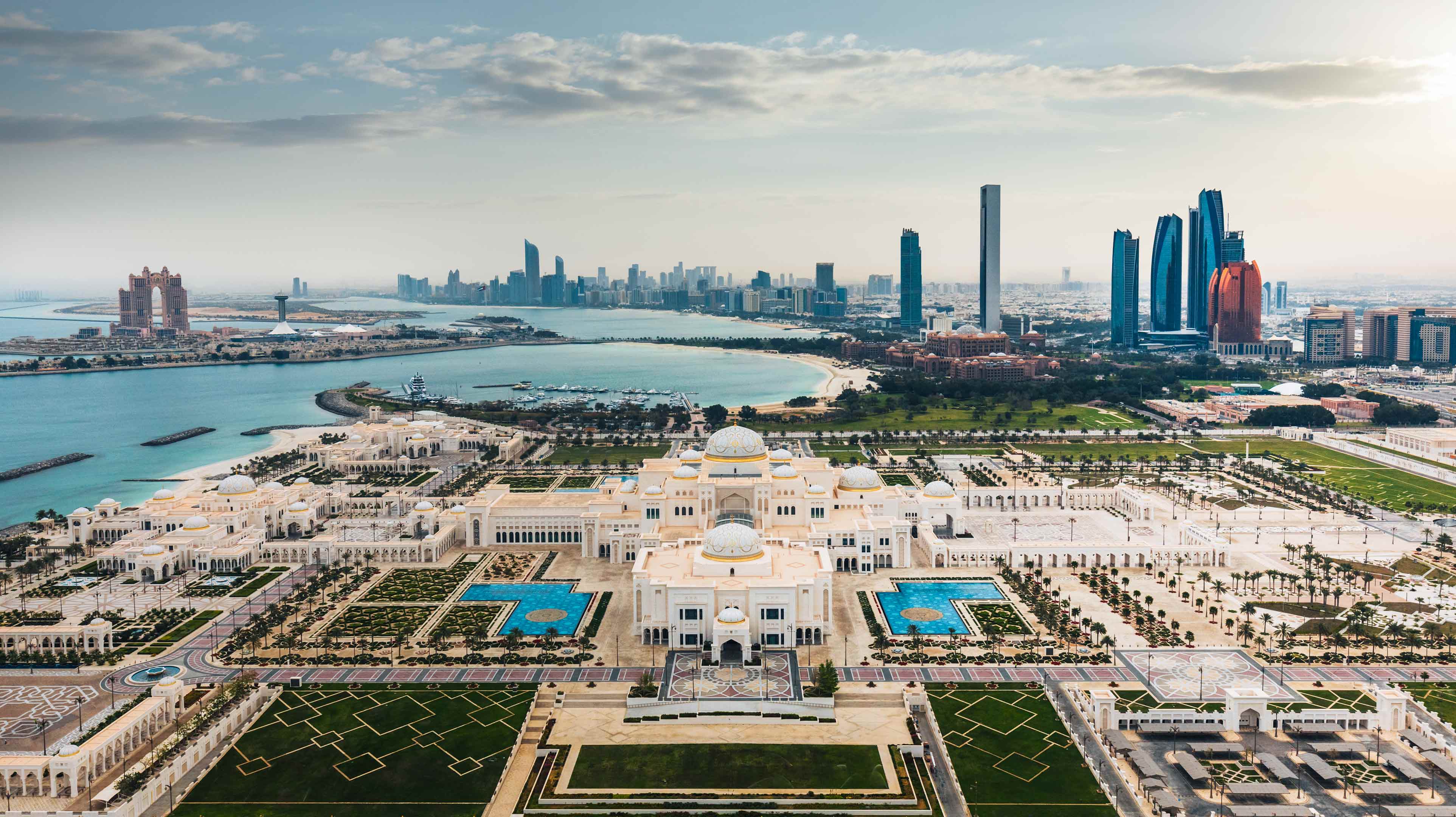 Panoramabild der weitläufigen Gebäude und Gärten des Präsidentenpalastes Qasr Al Watan in Abu Dhabi