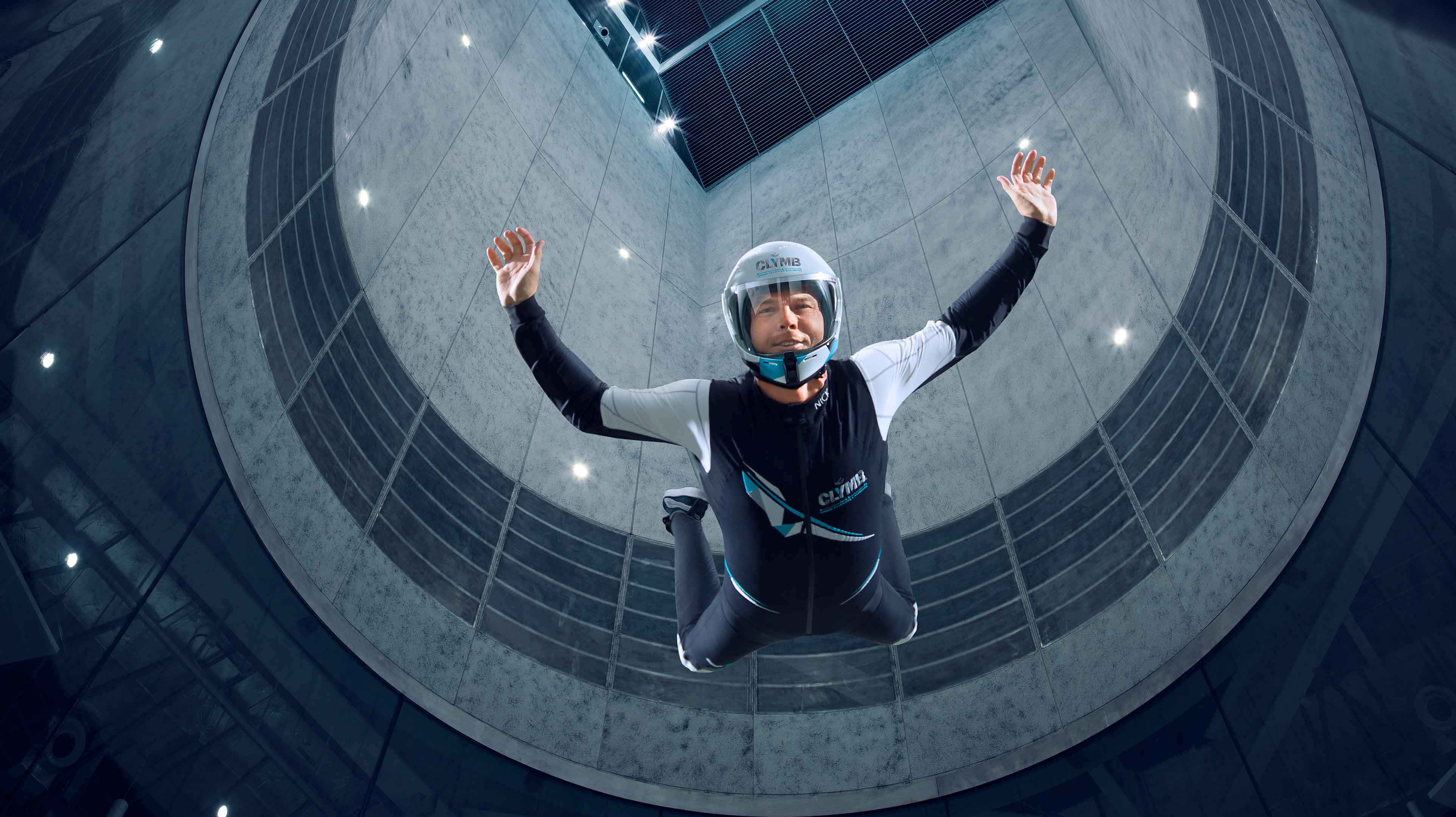 2. 攀登全球最高的室内攀岩墙，在全世界最大的室内跳伞舱体验自由落体
