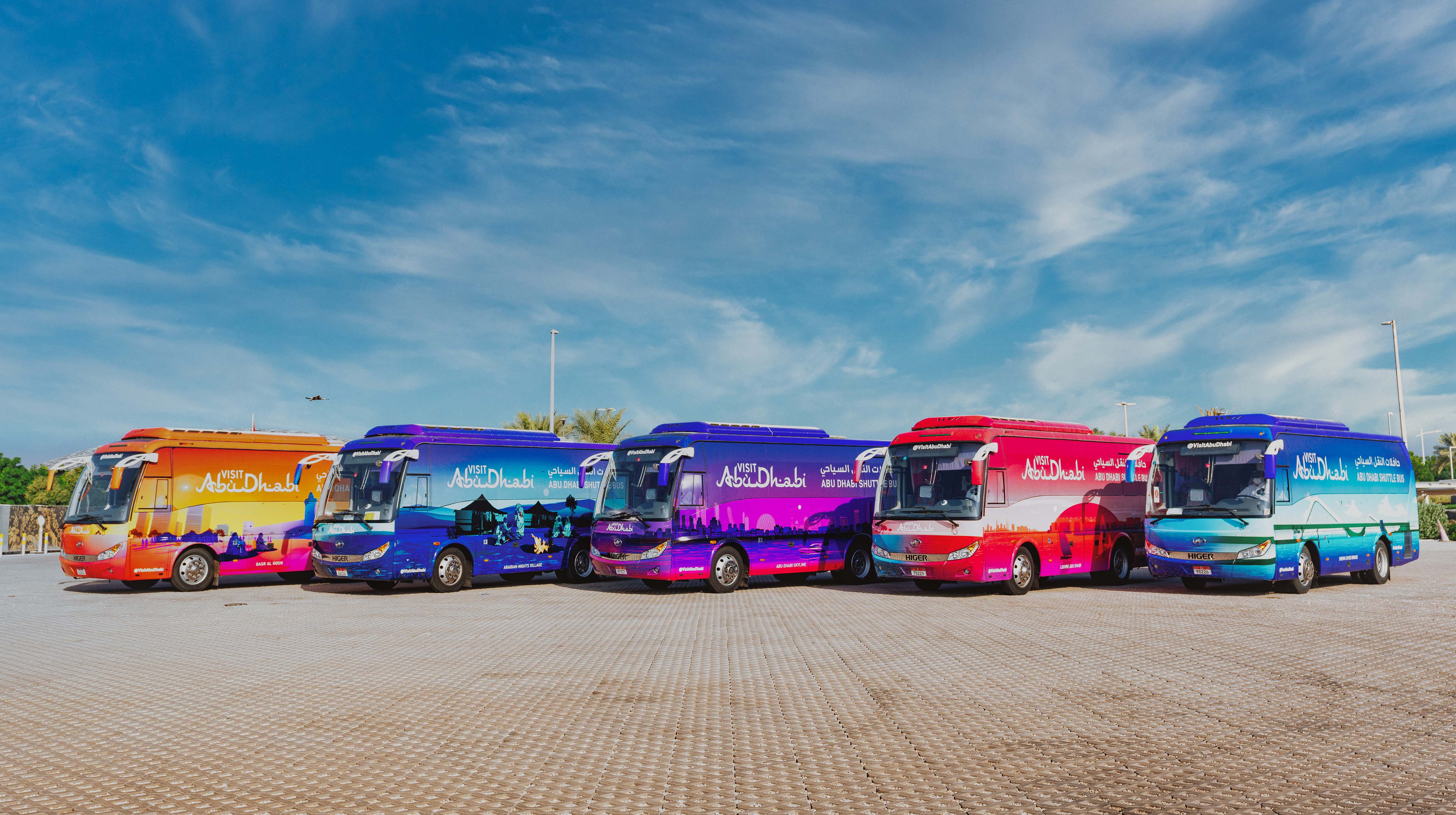 Пять туристических автобусов припаркованы возле аэропорта Абу-Даби