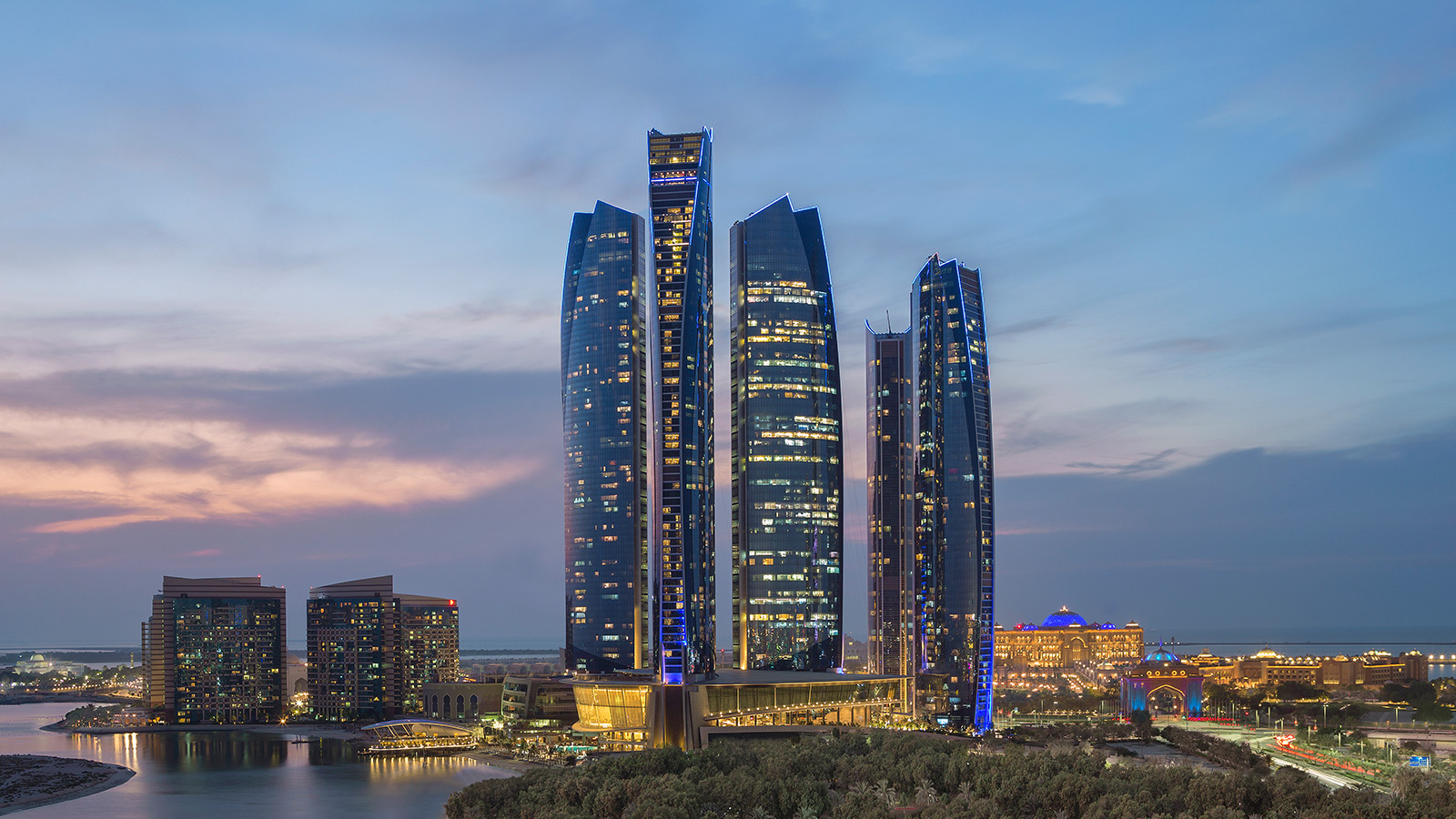 Grattacieli di Abu Dhabi al crepuscolo.
