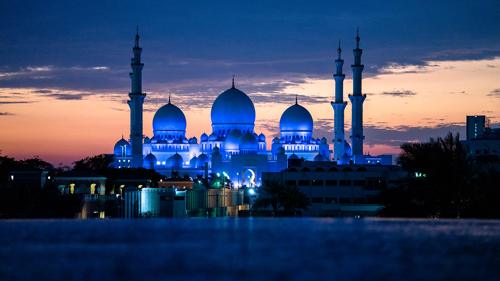 La Grande Moschea dello sceicco Zayed al crepuscolo
