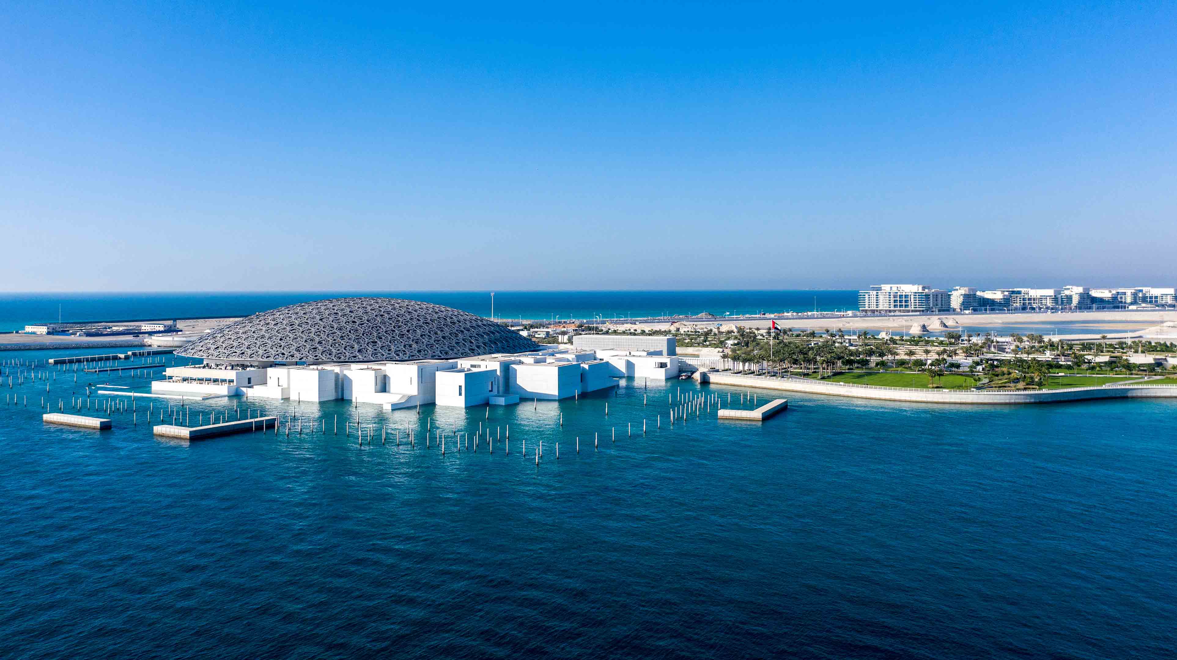 Blick auf den Louvre Abu Dhabi vom Meer aus